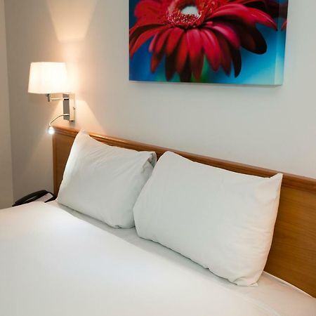 Hotel Ramada Cambridge Extérieur photo