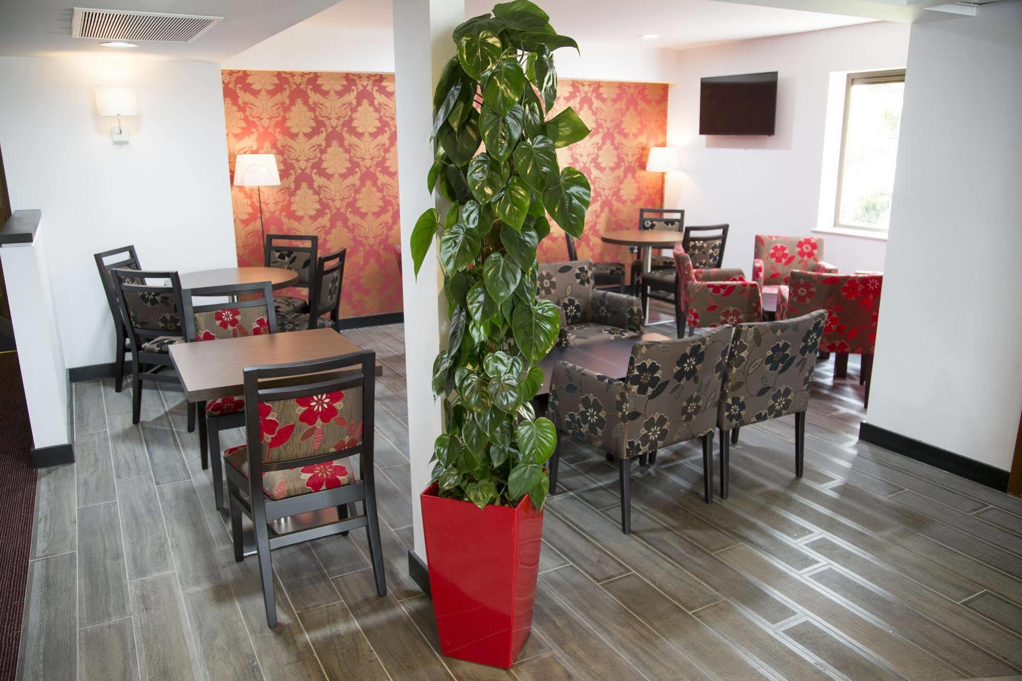 Hotel Ramada Cambridge Extérieur photo