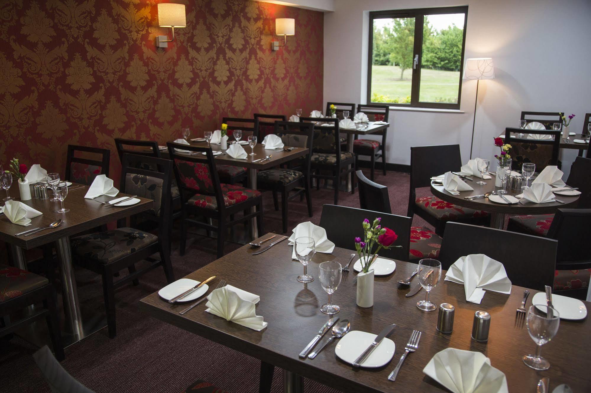 Hotel Ramada Cambridge Extérieur photo