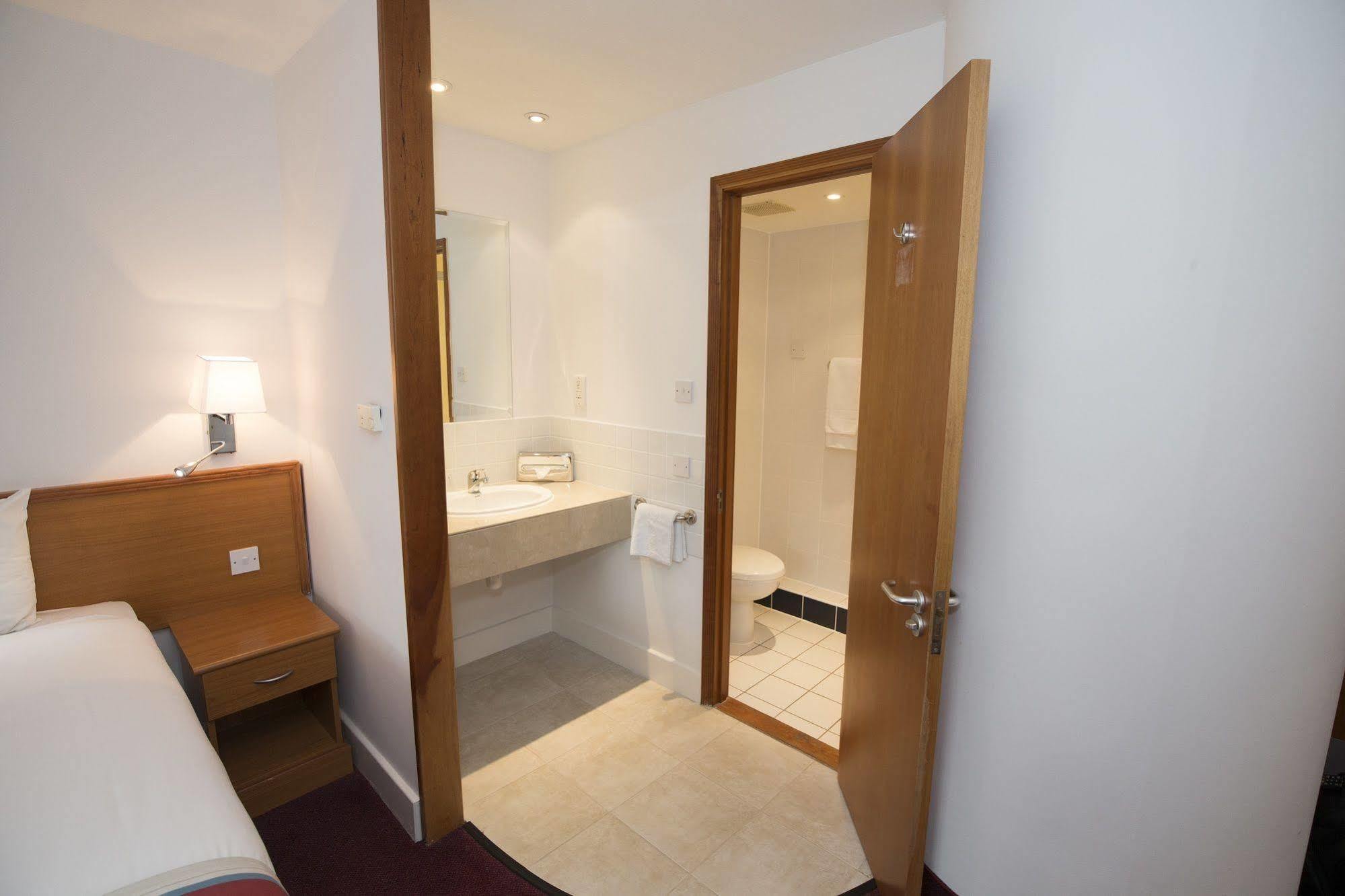 Hotel Ramada Cambridge Extérieur photo