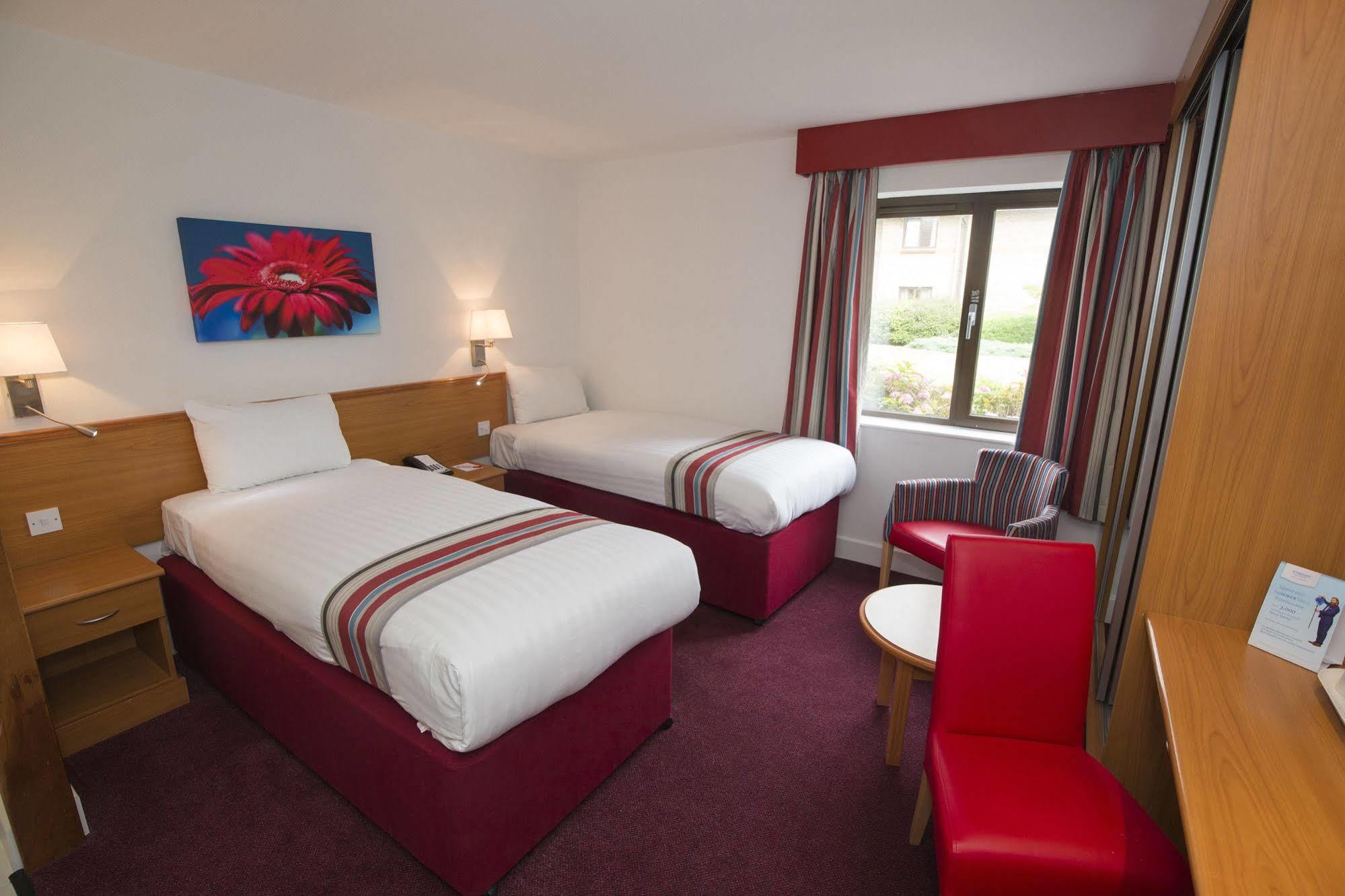 Hotel Ramada Cambridge Extérieur photo