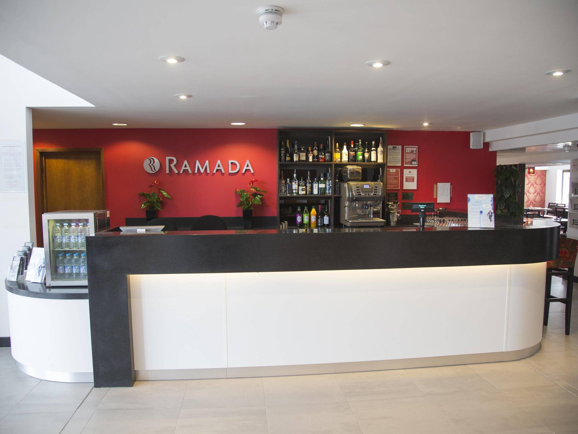Hotel Ramada Cambridge Extérieur photo