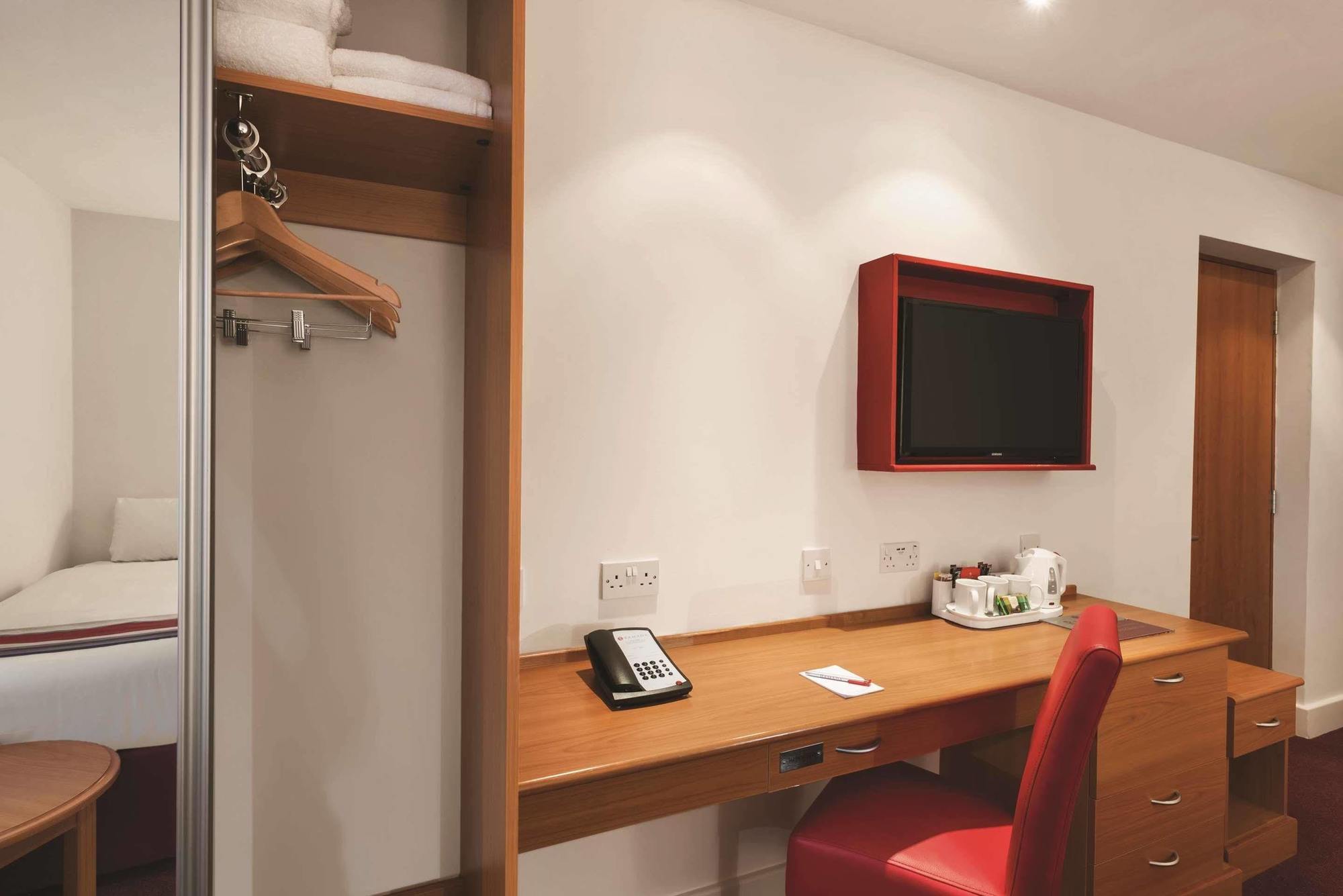 Hotel Ramada Cambridge Extérieur photo
