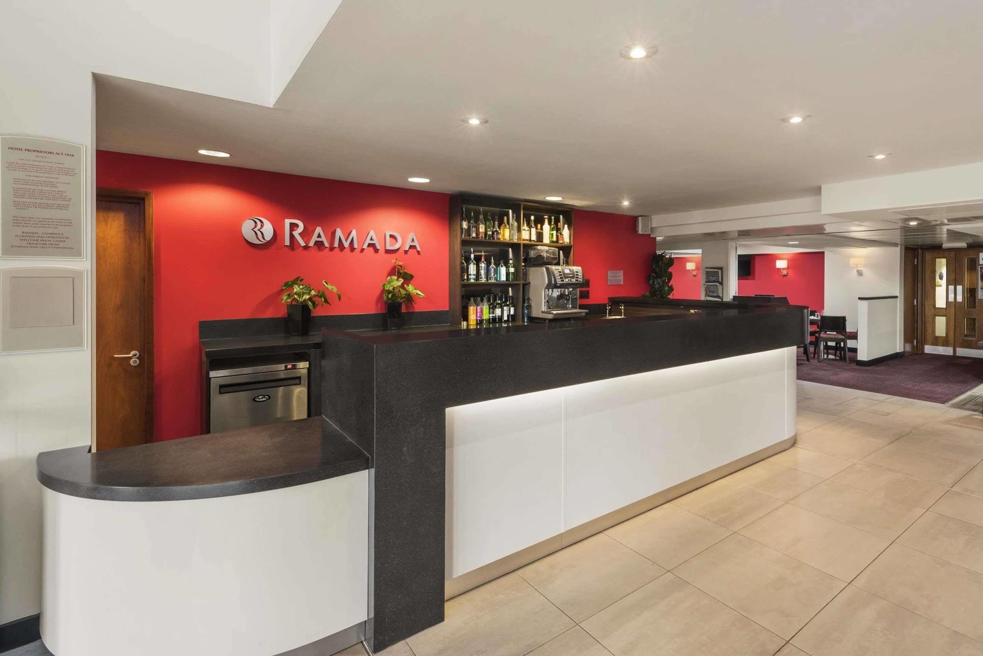 Hotel Ramada Cambridge Extérieur photo