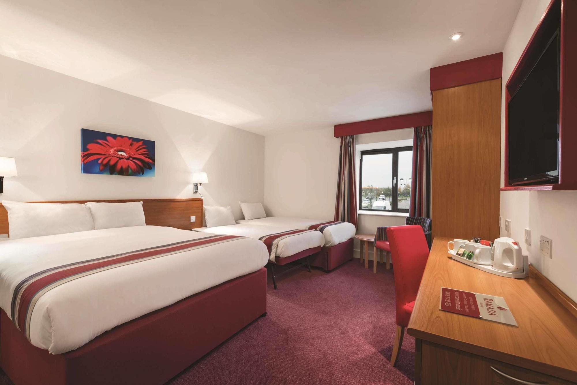 Hotel Ramada Cambridge Extérieur photo