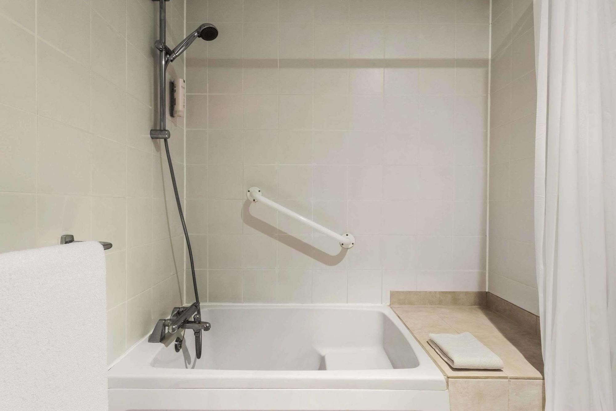 Hotel Ramada Cambridge Extérieur photo