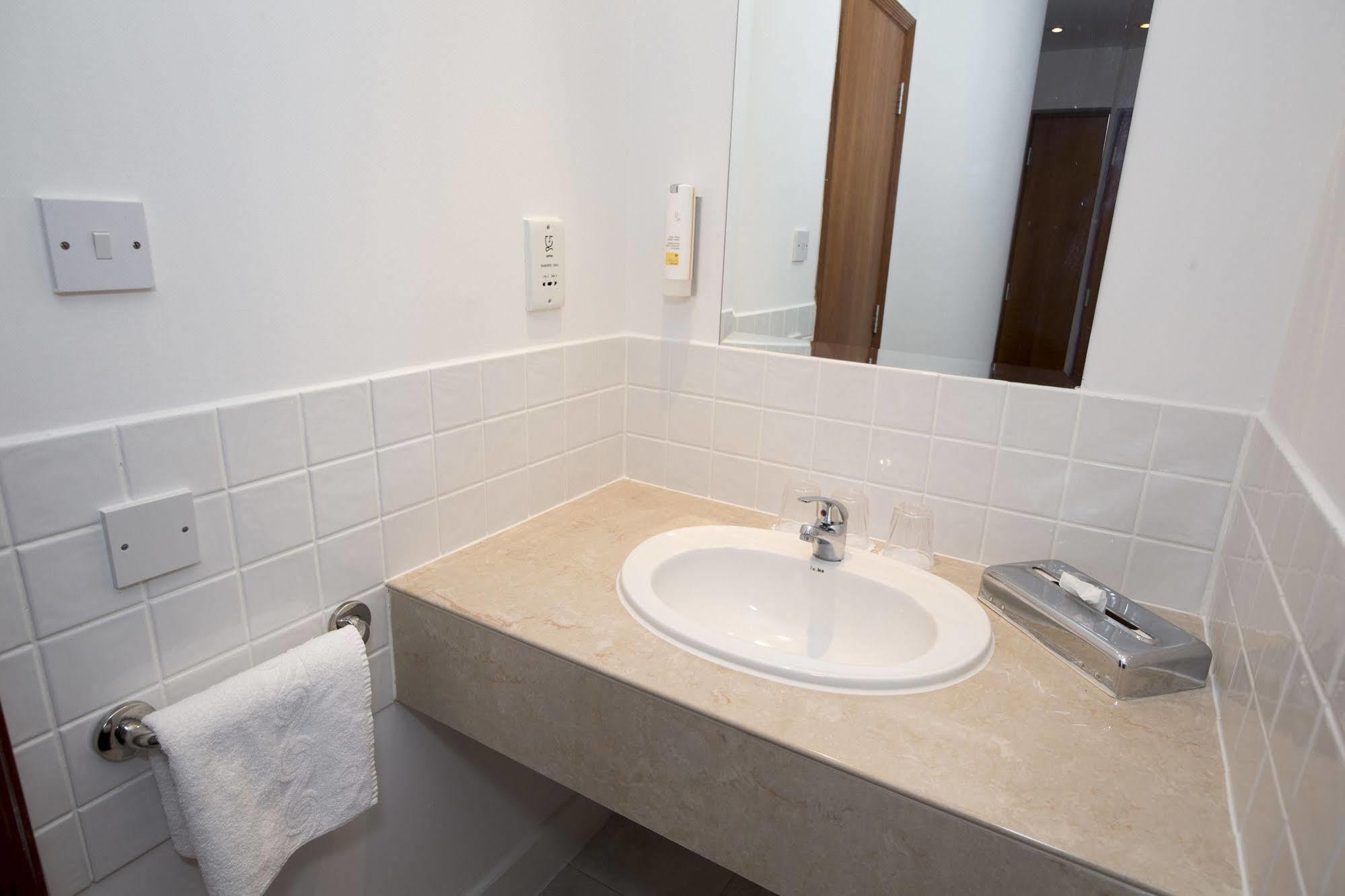 Hotel Ramada Cambridge Extérieur photo