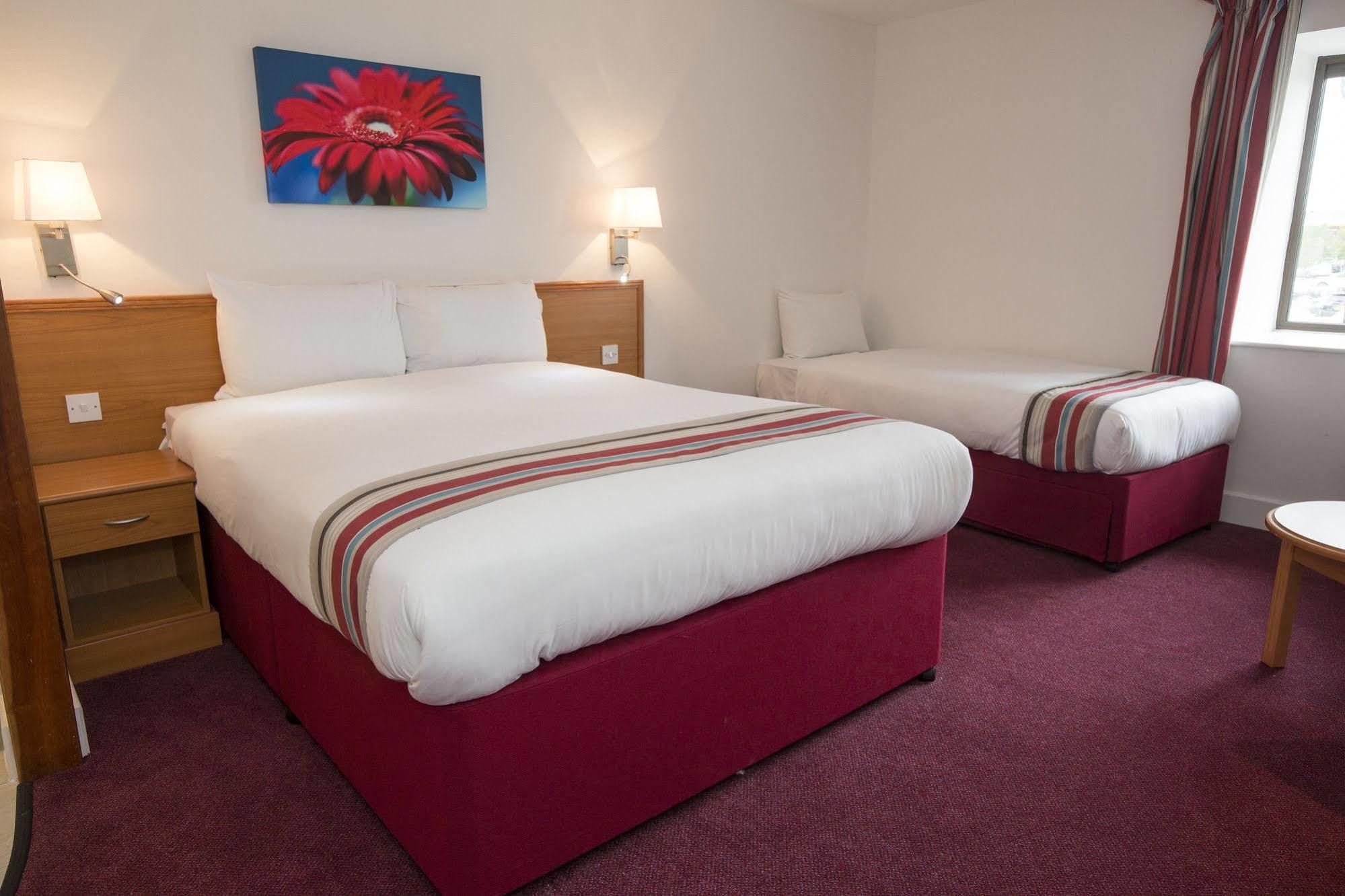 Hotel Ramada Cambridge Extérieur photo