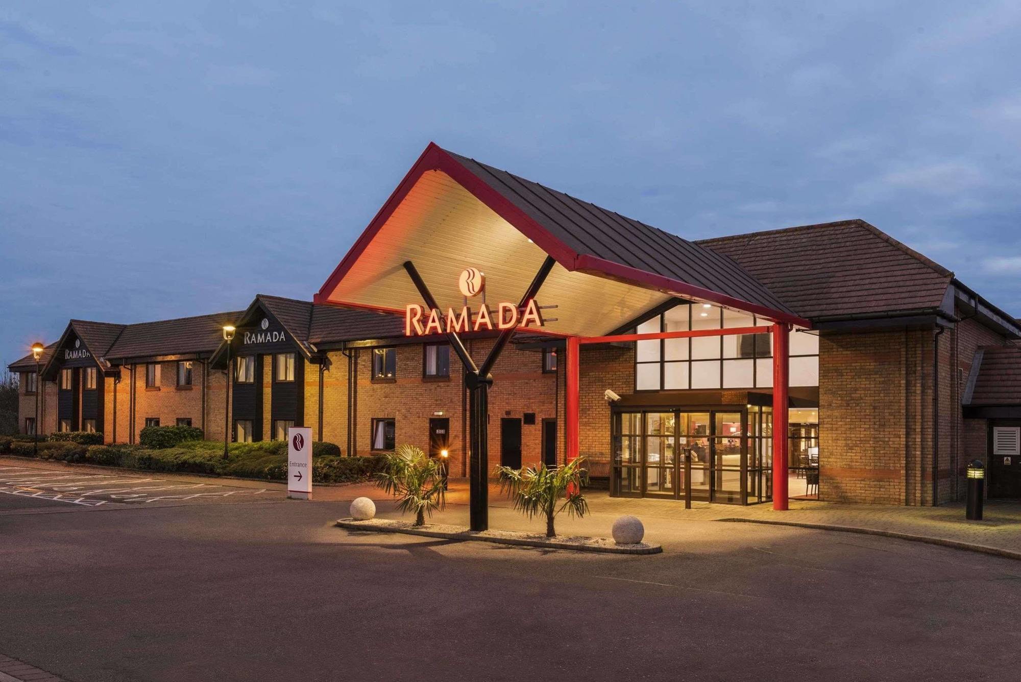 Hotel Ramada Cambridge Extérieur photo