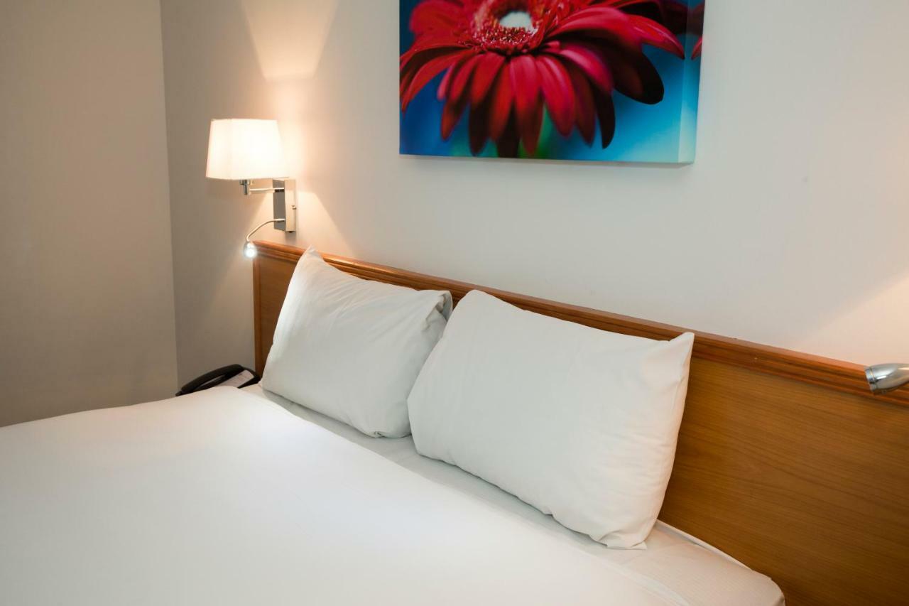 Hotel Ramada Cambridge Extérieur photo