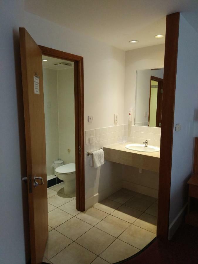 Hotel Ramada Cambridge Extérieur photo