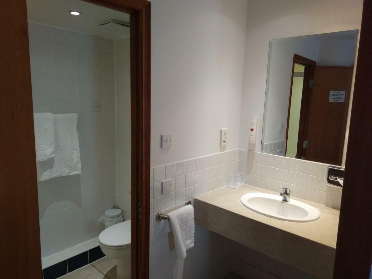 Hotel Ramada Cambridge Extérieur photo